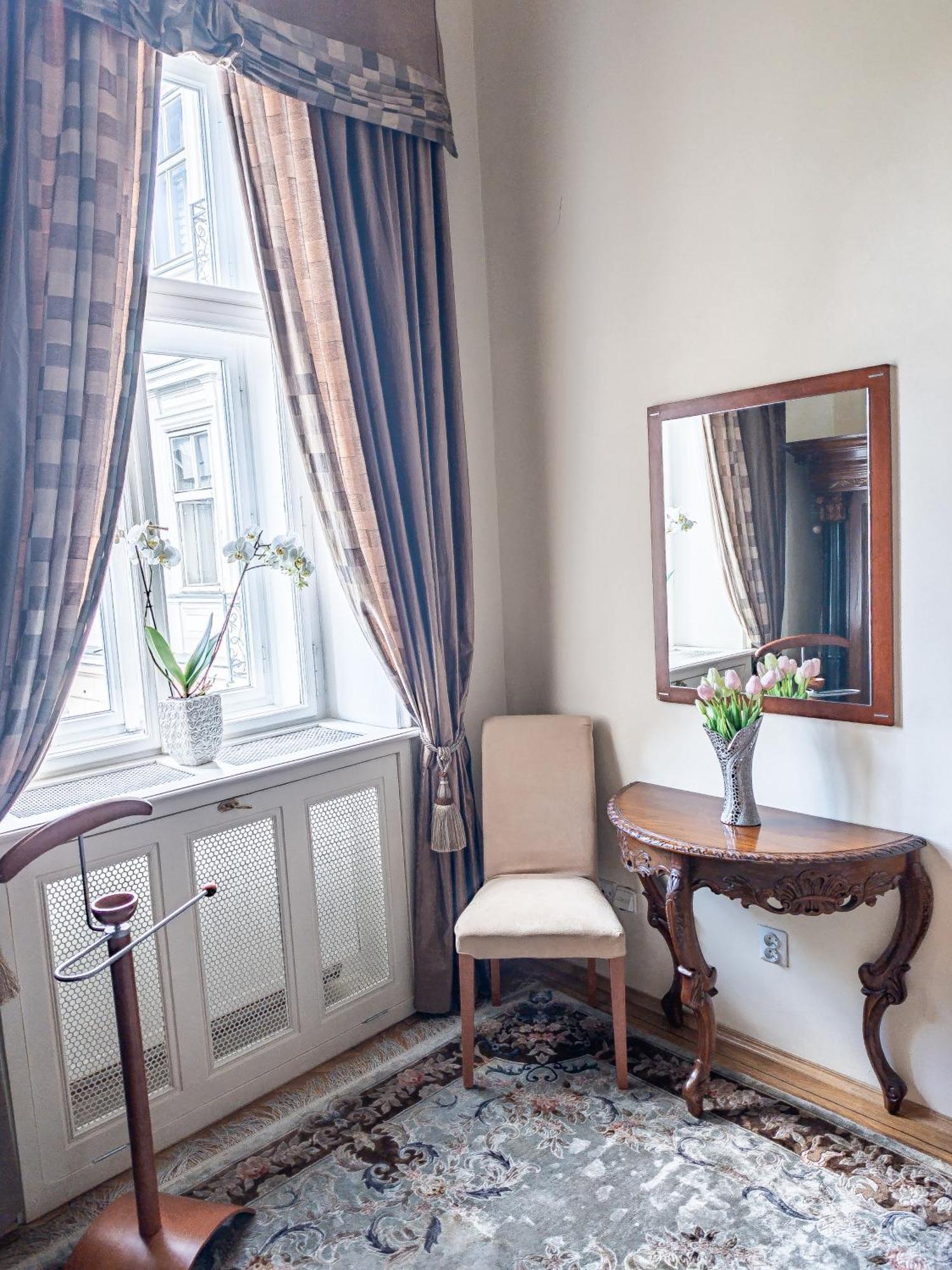 Villa With Hot-Tub, Terrace And Garden, Wenceslass Square ปราก ภายนอก รูปภาพ
