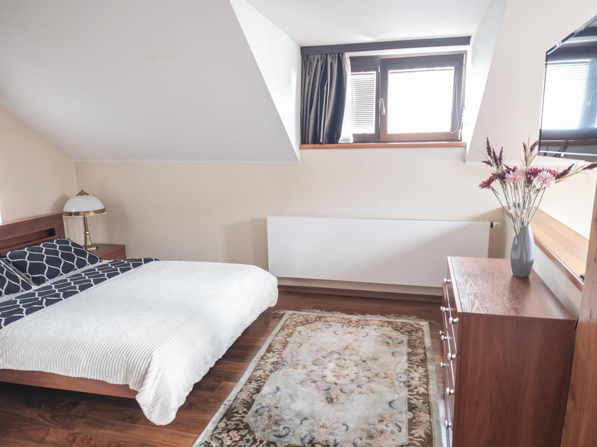 Villa With Hot-Tub, Terrace And Garden, Wenceslass Square ปราก ภายนอก รูปภาพ